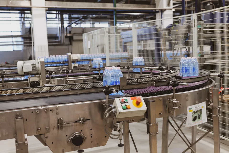 Ligne d’embouteillage automatisée dans une usine agroalimentaire
